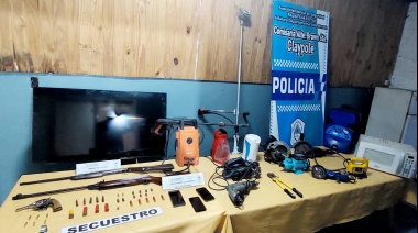 Detuvieron a una pareja de policías de la ciudad acusados de desvalijar una casa en Brown