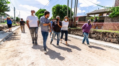 Fabiani recorrió la obra de pavimentación en la calle Tripodi en Claypole