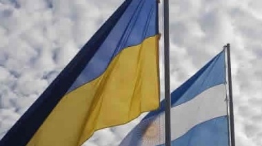 Repudian la decisión del Municipio de retirar la bandera del país de la Plaza Ucrania