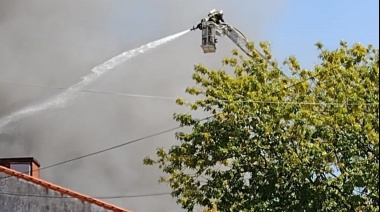 Voraz incendio en un depósito de electrodomésticos