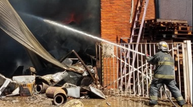 Voraz incendio en un depósito de electrodomésticos