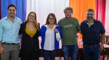 Bertinat junto a Ruiz Malec en la firma del primer Convenio Colectivo de Trabajo en Carmen de Areco