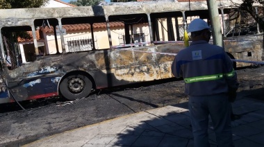 Se incendió un colectivo en pleno recorrido en Temperley