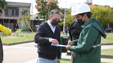 Gray recorrió la obra de remodelación de la plaza Manuel Belgrano