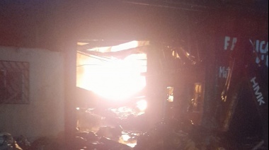 Voraz incendio en un depósito de plásticos en Villa Fiorito