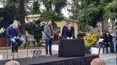 Kicillof firmó convenios por obras de asfalto y recalcó que "el crecimiento solo sirve si es con justicia social"