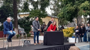 Kicillof firmó convenios por obras de asfalto y recalcó que "el crecimiento solo sirve si es con justicia social"