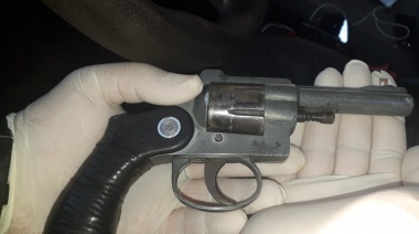 Detuvieron a dos ladrones armados que intentaron escapar en un auto robado