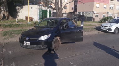 Detuvieron a dos ladrones armados que intentaron escapar en un auto robado