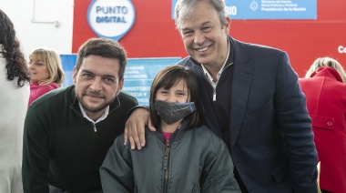 Cascallares y Fabiani encabezaron firma de escrituras junto a 242 familias de Glew