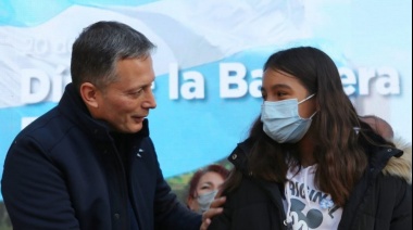 Gray tomó la promesa a la Bandera a estudiantes de 4° grado de escuelas de Echeverría
