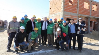 Fernández recorrió Avellaneda y afirmó que "ni la obra pública ni la vivienda se van a paralizar"