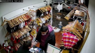 Así atacaba el delincuente acusado de robar locales de venta de ropa en Lanús Este