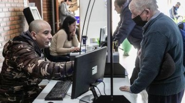 El Municipio asiste a vecinos en la inscripción para mantener el subsidio de luz y gas