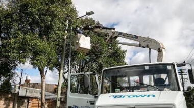 Colocan nuevos postes con luminarias LED en calles troncales de Brown