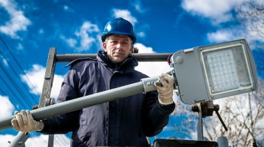 Colocan nuevos postes con luminarias LED en calles troncales de Brown