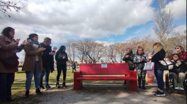 Colocaron un banco rojo en homenaje a Laura Rivero y Thiago Castro