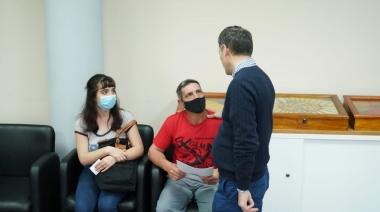 Gray entregó audífonos a vecinos de distintos barrios del distrito