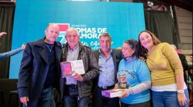 Insaurralde y Ambrosini entregaron tablets a adultos mayores