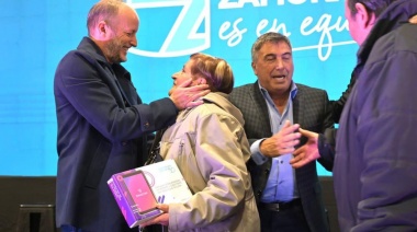 Insaurralde y Ambrosini entregaron tablets a adultos mayores