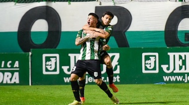 Banfield se impuso ante Colón y comienza a despegar