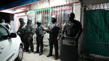 Detuvieron a una pareja acusada de atender un "kiosco de drogas" en Lanús Este