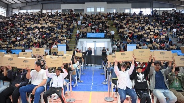Kicillof e Insaurralde entregaron más de mil netbooks a estudiantes de Lomas