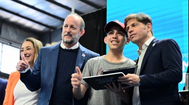 Kicillof e Insaurralde entregaron más de mil netbooks a estudiantes de Lomas