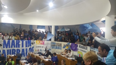 Con una tribuna explosiva y enfrentada, se llevó adelante una nueva sesión