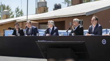 Alberto Fernández entregó viviendas en Barrio Lindo junto a Cascallares, Fabiani y Ferraresi