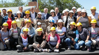 Alberto Fernández entregó viviendas en Barrio Lindo junto a Cascallares, Fabiani y Ferraresi