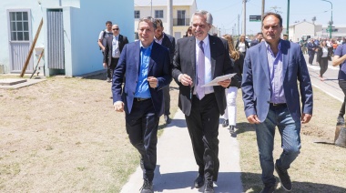 Fernández y Gray entregaron viviendas en el barrio Montecarlo