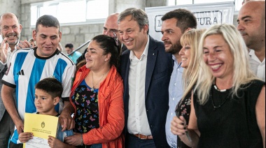 Cascallares y Fabiani acompañaron a familias de Glew, San José y Don Orione en la firma de su escritura