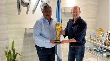Insaurralde visitó al “Chiqui” Tapia y posó con la Copa del Mundo