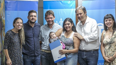 Cascallares y Fabiani entregaron subsidios para mejoras habitacionales a familias de Brown