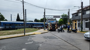 Trató de cruzar con la barrera baja y lo embistió el tren