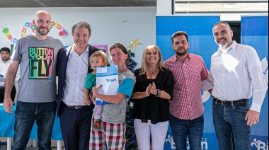 Entregaron actas de adjudicación de escrituras a familias de Barrio Lindo
