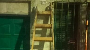 Ladrón usó una escalera para robar en una casa y lo descubrieron