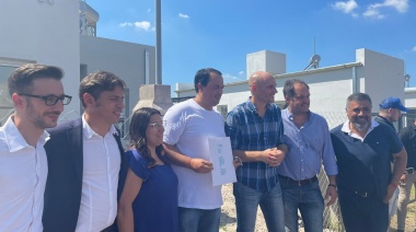 Kicillof y Bertinat encabezaron la entrega de 30 viviendas para trabajadores municipales en Alberti