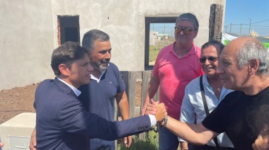 Kicillof y Bertinat encabezaron la entrega de 30 viviendas para trabajadores municipales en Alberti