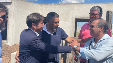 Kicillof y Bertinat encabezaron la entrega de 30 viviendas para trabajadores municipales en Alberti