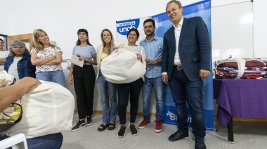 Cascallares y Fabiani entregaron insumos a emprendedoras textiles