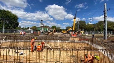 Instalan los pilotes de hormigón que sostendrán el puente ferroviario del paso bajo nivel de Calzada