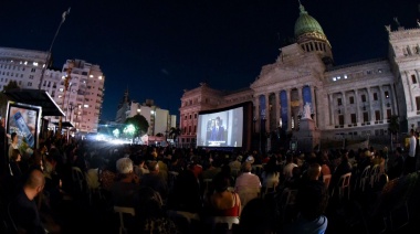 Más de 3 mil personas disfrutaron de “Argentina, 1985” gratis en las escalinatas del Congreso