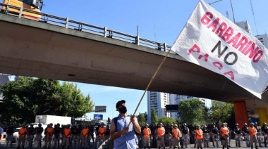 Los despedidos de Garbarino vuelven a marchar y piden definiciones para su futuro
