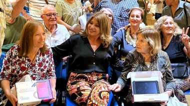 Litza y Ambrosini entregaron más de 300 tablets a vecinos de Avellaneda
