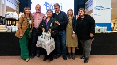 Cascallares entregó libros, mobiliario y materiales para sedes educativas