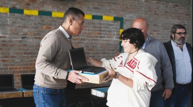 Galdurralde participó de la entrega de notebooks a alumnos de escuelas secundarias