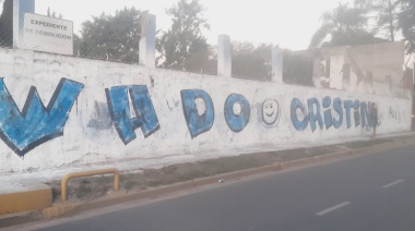 Tras la carta de Cristina, aparecieron pintadas por Wado en el Conurbano
