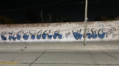 Tras la carta de Cristina, aparecieron pintadas por Wado en el Conurbano